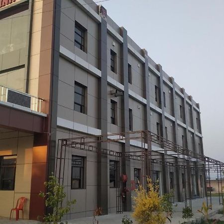 Hotel Yoran Inn & Restaurant By Wb Inn Sadabad Buitenkant foto