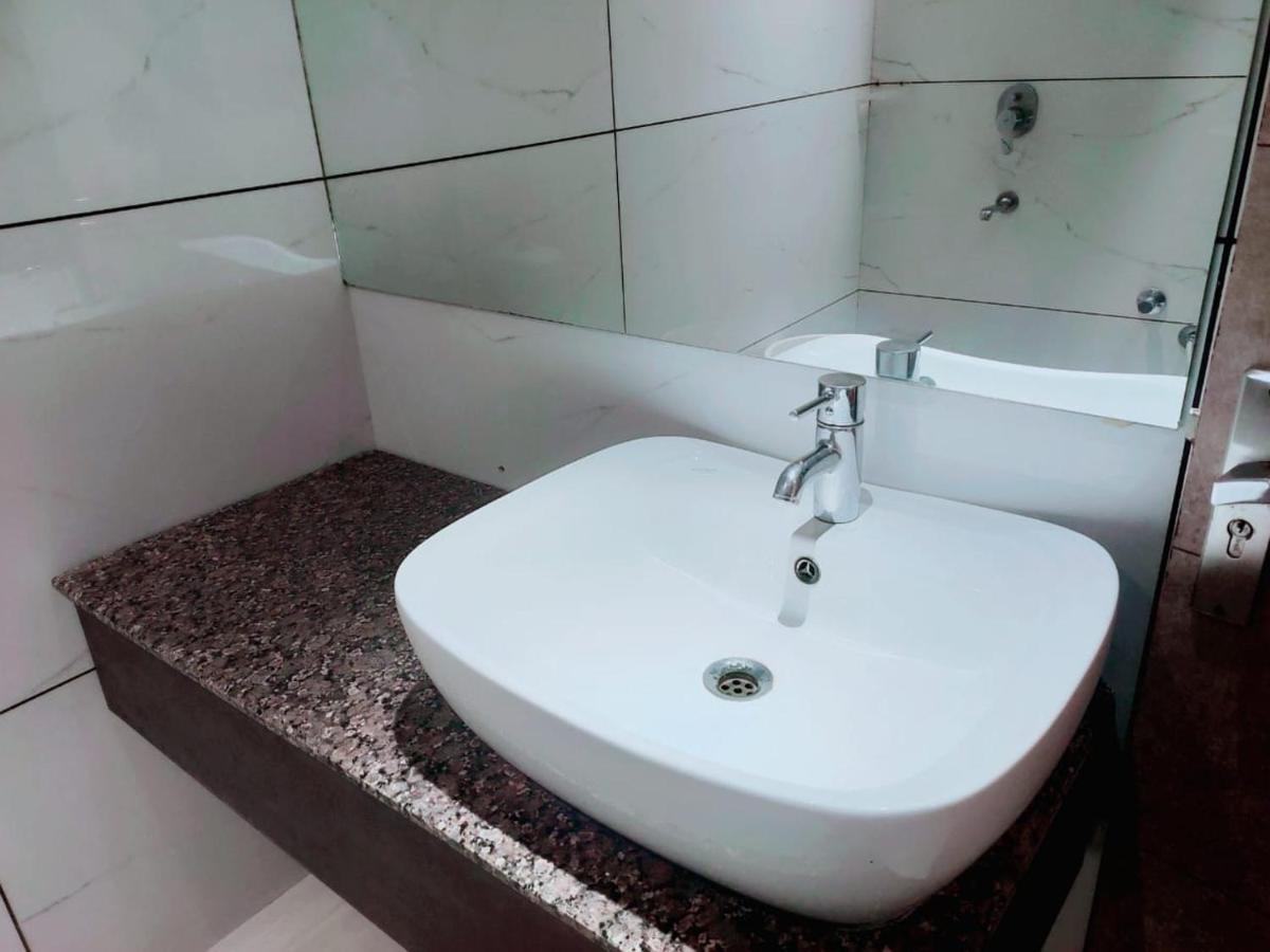 Hotel Yoran Inn & Restaurant By Wb Inn Sadabad Buitenkant foto