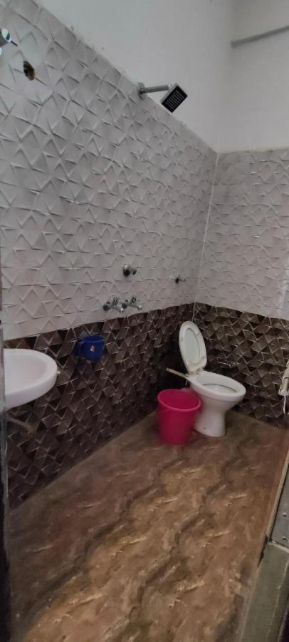 Hotel Yoran Inn & Restaurant By Wb Inn Sadabad Buitenkant foto